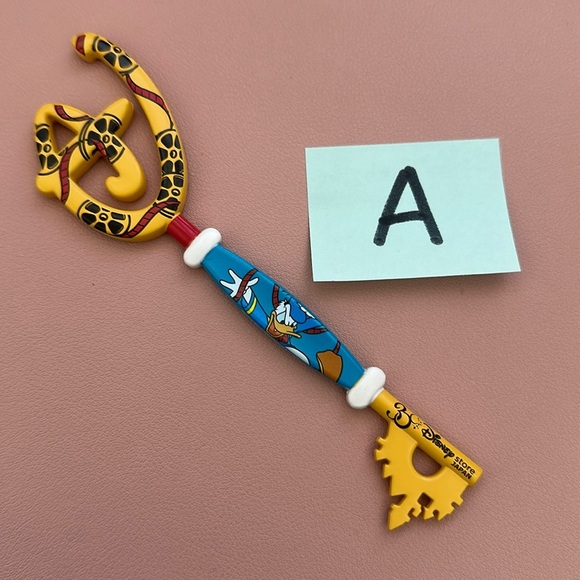 Disney 30th Store Mystery Key - Donald Duck - Picture 1 of 2